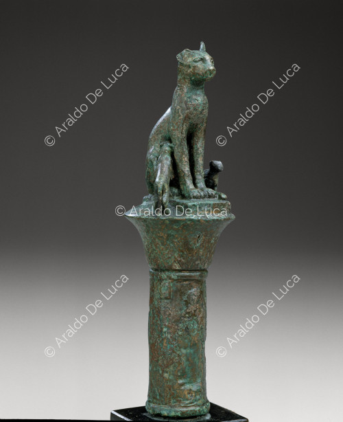 Statuetta bronzea di gatta con due gattini