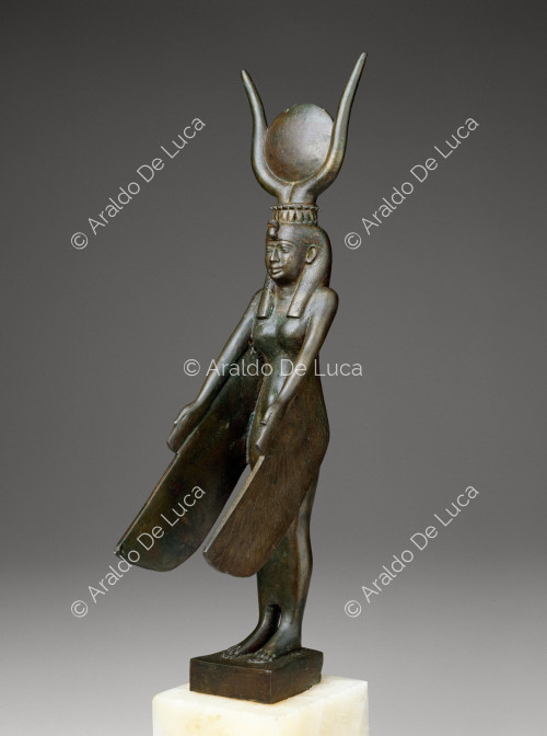 Estatuilla de bronce de la diosa alada Isis
