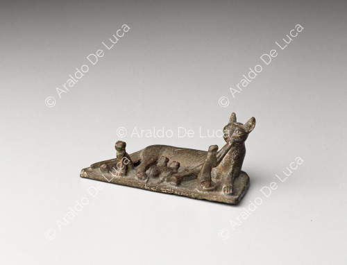 Bronze statuette depicting a cat with four kittens