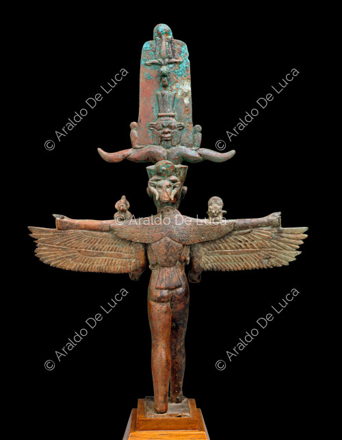 Estatuilla de bronce del dios Amón en forma de deidad compuesta. Parte trasera.