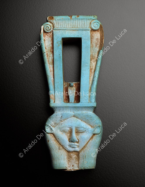 Sistro con cabeza de Hathor y naos