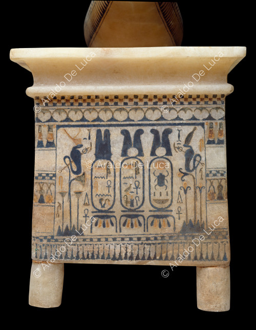 Cuenca con barca de la tumba de Tutankamón