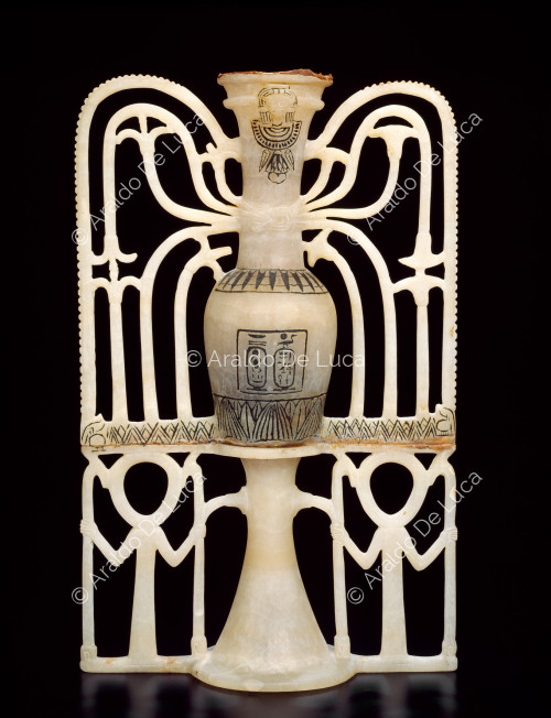 Vaso de alabastro para ungüento sobre soporte ornamental de la tumba de Tutankamón