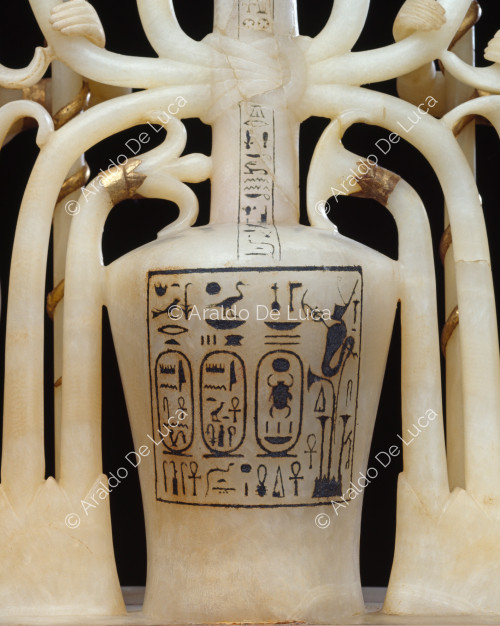 Tesoro di Tutankhamon. Recipiente per profumo con divinità  del Nilo. Particolare