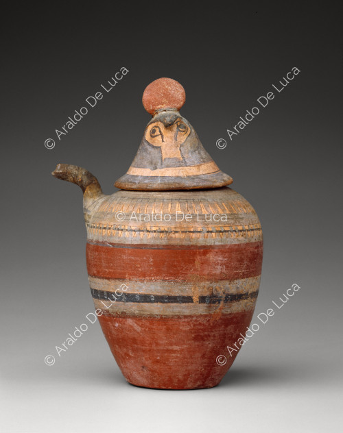 Vase mit falkenkopfförmigem Deckel