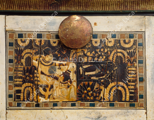 Dettaglio di uno scrigno in legno con pannelli colorati in avorio raffiguranti scene di Tutankhamon