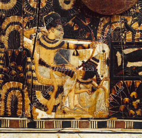 Dettaglio di uno scrigno in legno con pannelli colorati in avorio raffiguranti scene di Tutankhamon