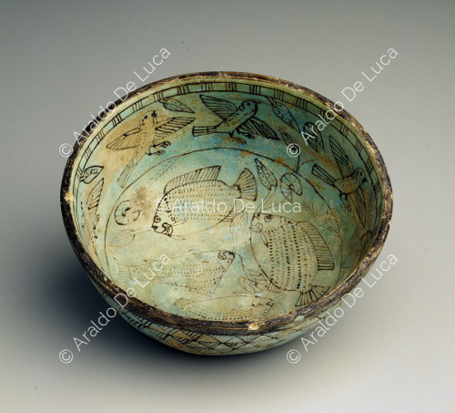 Bowl with fish and birds