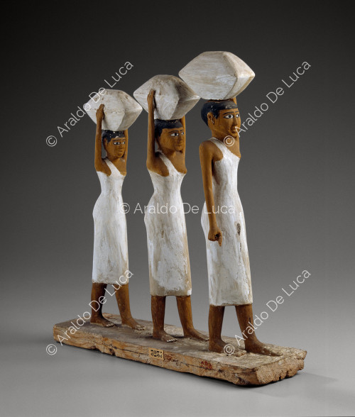 Model with three offertory bearers