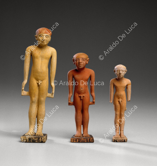 Trois statuettes d'un homme appelé Ikhekh
