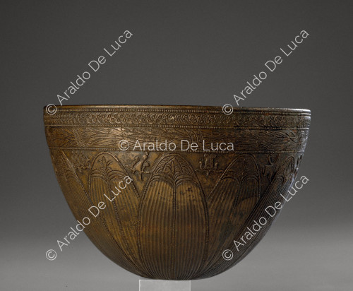 Bowl with engraved decorations