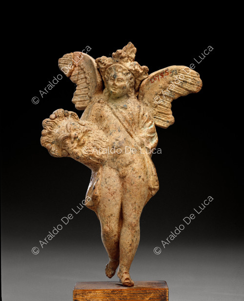 Eros avec des ailes et une tête dans les mains