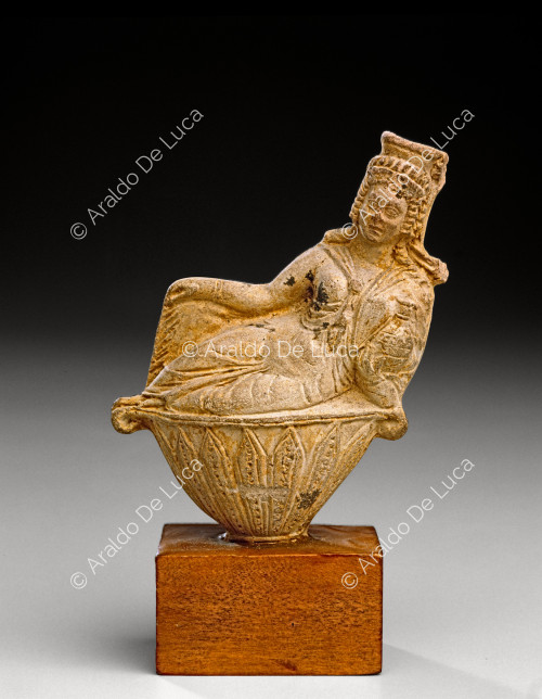 Vase miniature avec figure féminine
