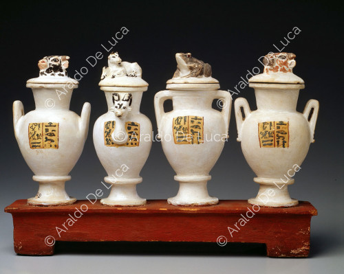 Vier Vasen im Namen von Yuya