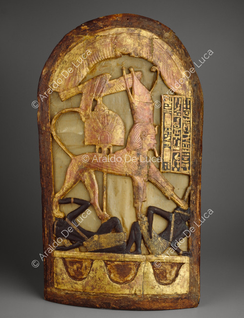Bouclier perforé représentant le souverain sous la forme d'un sphinx