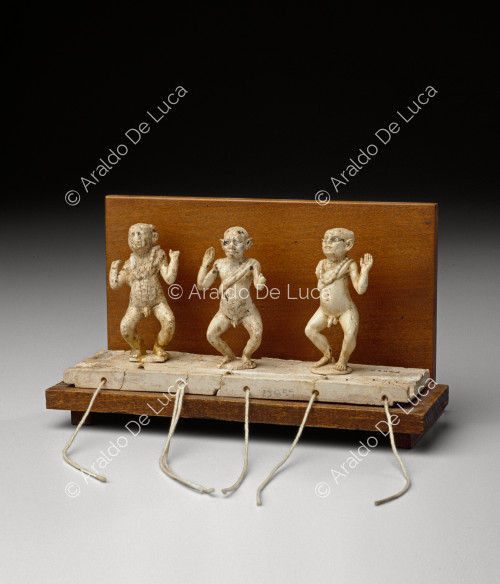 Figurine di tre nani danzanti