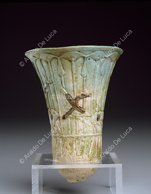 Vase en forme de parapluie en papyrus