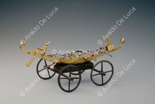 Maquette de bateau sur un chariot en bois