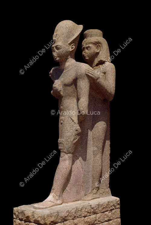 Ramesse II con una divinità  alle spalle