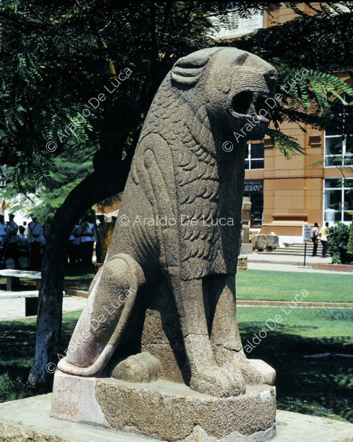 León sentado, entrada del Museo Egipcio de El Cairo