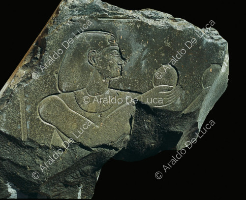 Fragment eines Reliefs mit opferndem König, nw-Vase
