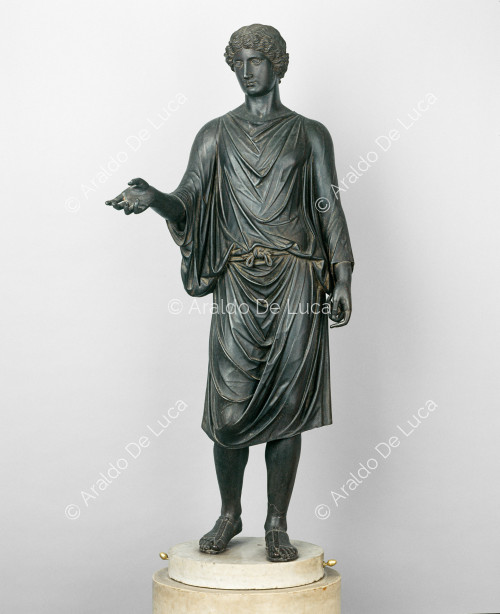 Weibliche Statue mit erhobenem Arm
