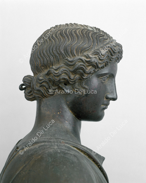 Estatua femenina con el brazo levantado