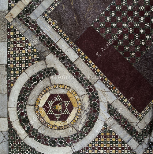 Decoracion en mosaico del suelo. Detalle