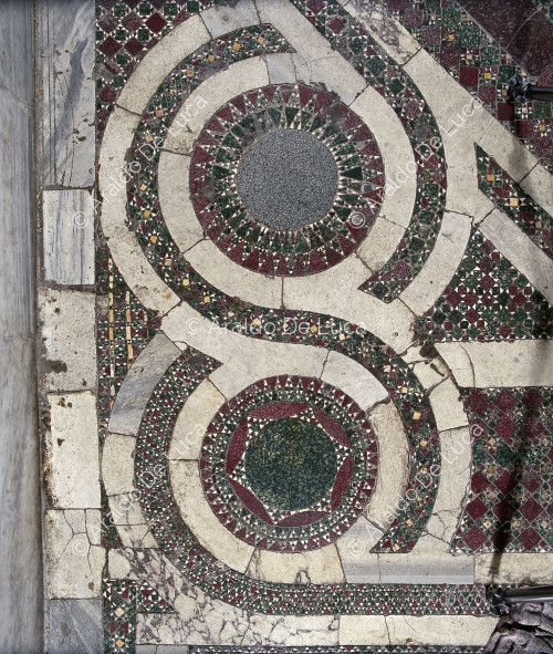 Decoracion en mosaico del suelo. Detalle