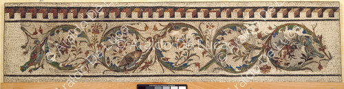 Mosaico con guirnalda de flores y pájaros