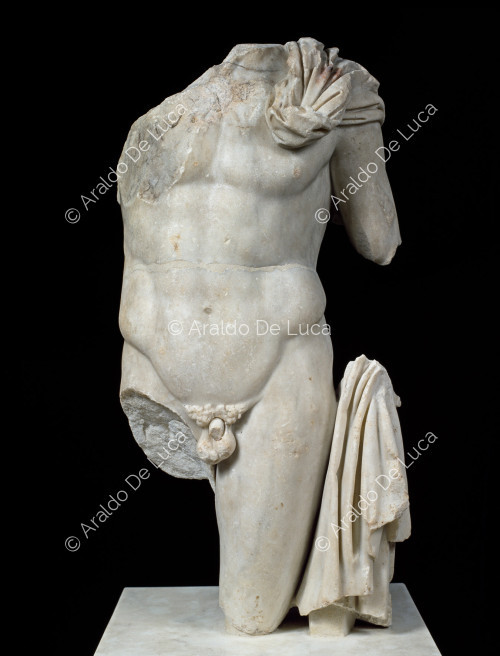 Männliche Statue in heroischer Nacktheit