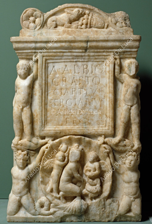 Altare sepolcrale di Albius Graptus