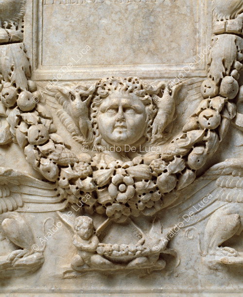 Grabaltar des Octavius Melissus. Detail der Girlande