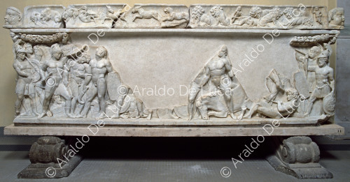 Sarcófago decorado con escenas de batallas entre guerreros y bárbaros
