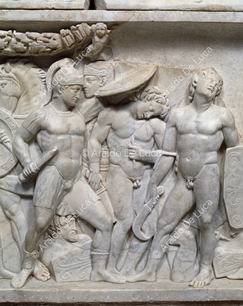 Sarcofago decorato con scene di combattimento fra guerrieri e barbari. Particolare