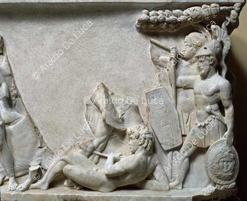 Sarkophag, verziert mit Schlachtszenen zwischen Kriegern und Barbaren. Ausschnitt