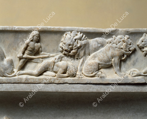Sarcofago decorato con scene di combattimento fra guerrieri e barbari. Particolare del coperchio