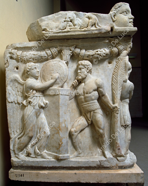 Sarcofago decorato con scene di combattimento fra guerrieri e barbari. Particolare