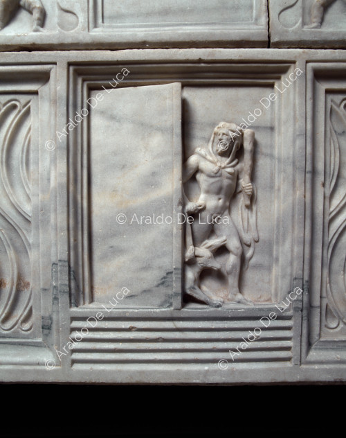 Sarcophage avec le mythe d'Hercule et de Ceberus