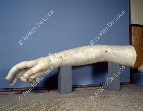Statue colossale de divinité féminine, bras droit