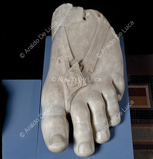 Fragment de pied d'une statue colossale d'une divinité féminine