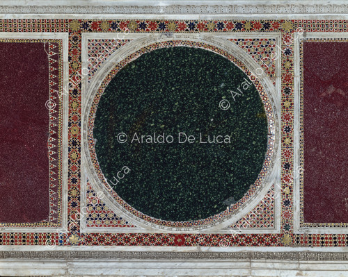 Fußboden des Presbyteriums mit farbigem Marmor