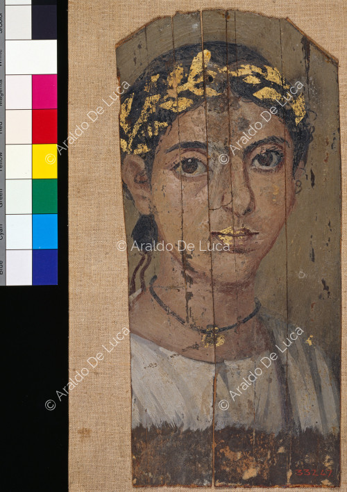 Retrato de mujer joven con corona de laurel