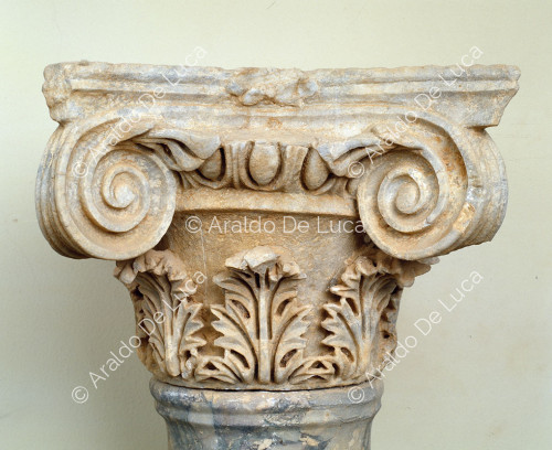 Columna con capitel corintio. Detalle