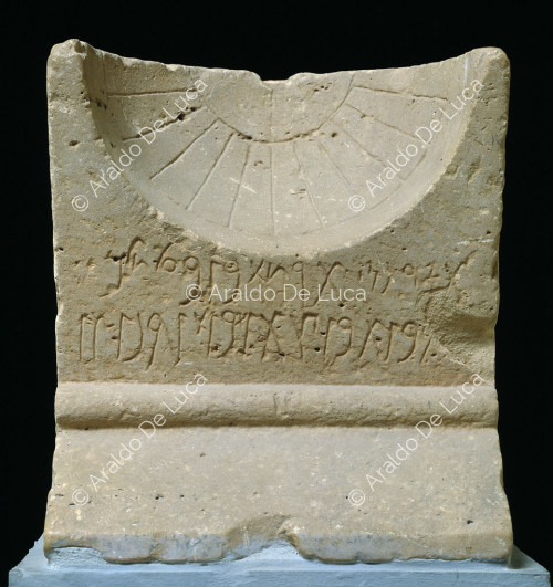 Meridiano con inscripciones de caracteres neopunicos