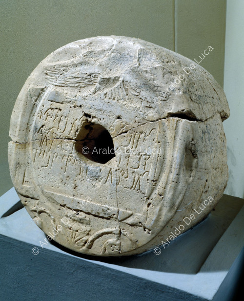 Base cilindrica con iscrizione a caratteri neopunici