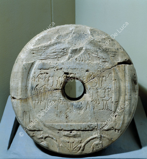 Base cilindrica con inscripciones de caracteres neopunicos