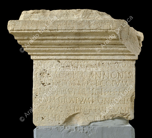 Frammento di iscrizione a caratteri latini