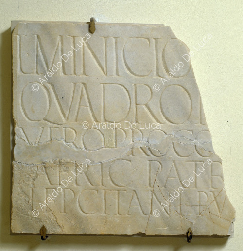 Fragment einer Inschrift in lateinischen Buchstaben