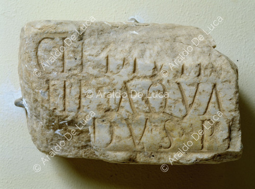 Fragmento con inscripcion de caracteres griegos